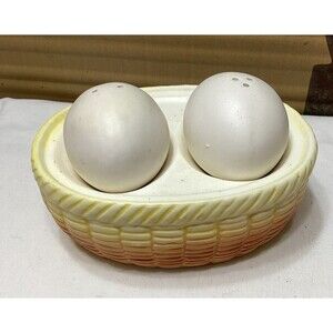 VINTAGE Eggs In A Basket Salt & Pepper Shakers Made In Japan Farmhouse Kitchen